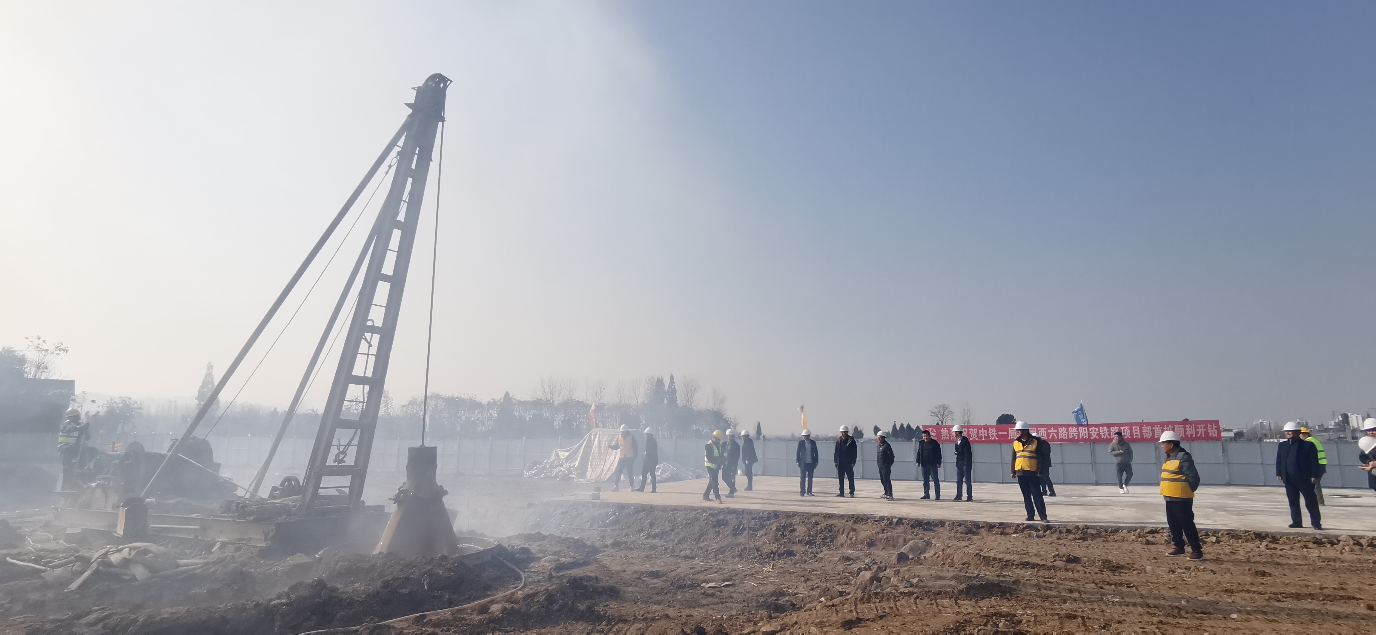 2021124城固縣西六路南段跨陽安鐵路段項(xiàng)目首鉆開工.jpg
